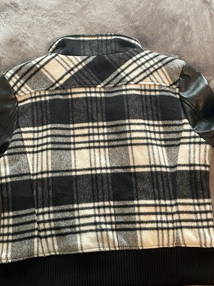 Chaqueta grande Guess Los Angeles para mujer blanca y negra a cuadros con cremallera Foto 3 de 4