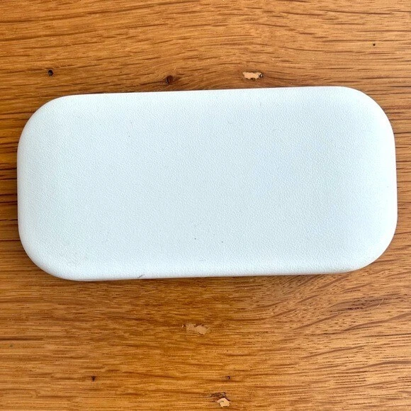 Estuche rígido para gafas y paño de limpieza unisex Marc Jacobs blanco de gran tamaño con carcasa de almeja Foto 3 de 4