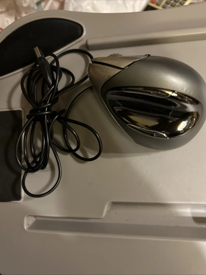 Evoluent VM4R Vertical Mouse 4 Right Handed Ergonomic Optical Mouse Wired USB - Image 4 of 4