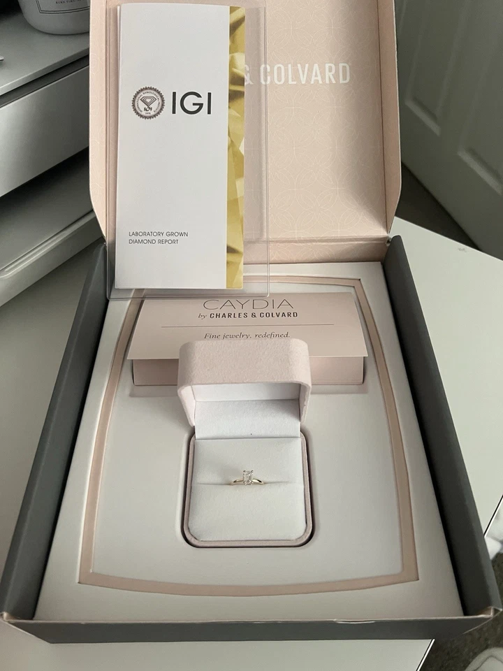 NUEVO Anillo de Compromiso Charles & Colvard Solitario Diamante Esmeralda Banda Oro Amarillo Foto 2 de 4