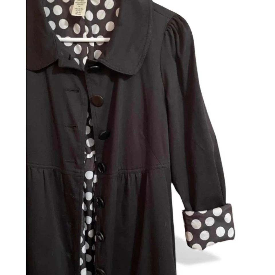 Linda gabardina Forever 21 negra con botones delanteros forrada a lunares manga abullonada, talla L Foto 3 de 4