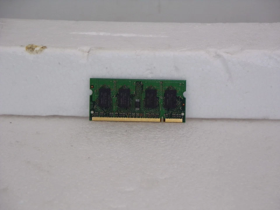 HYNIX 1GB 2Rx16 PC2-6400S-666-12 HYMP112S64CP6-S6 AB-C Laptop Memory RAM Used - Image 3 of 4