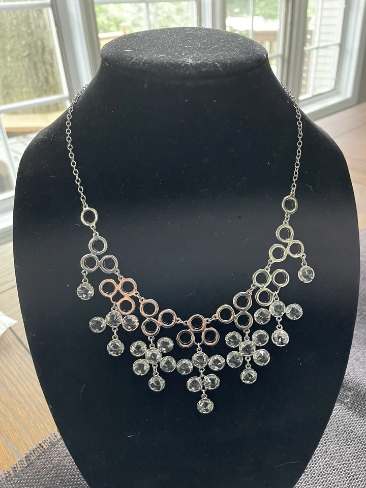 "COLLAR COLGANTE EN CAPAS TONO PLATA CAROLEE 16"" NUEVO CON ETIQUETAS - LA20"