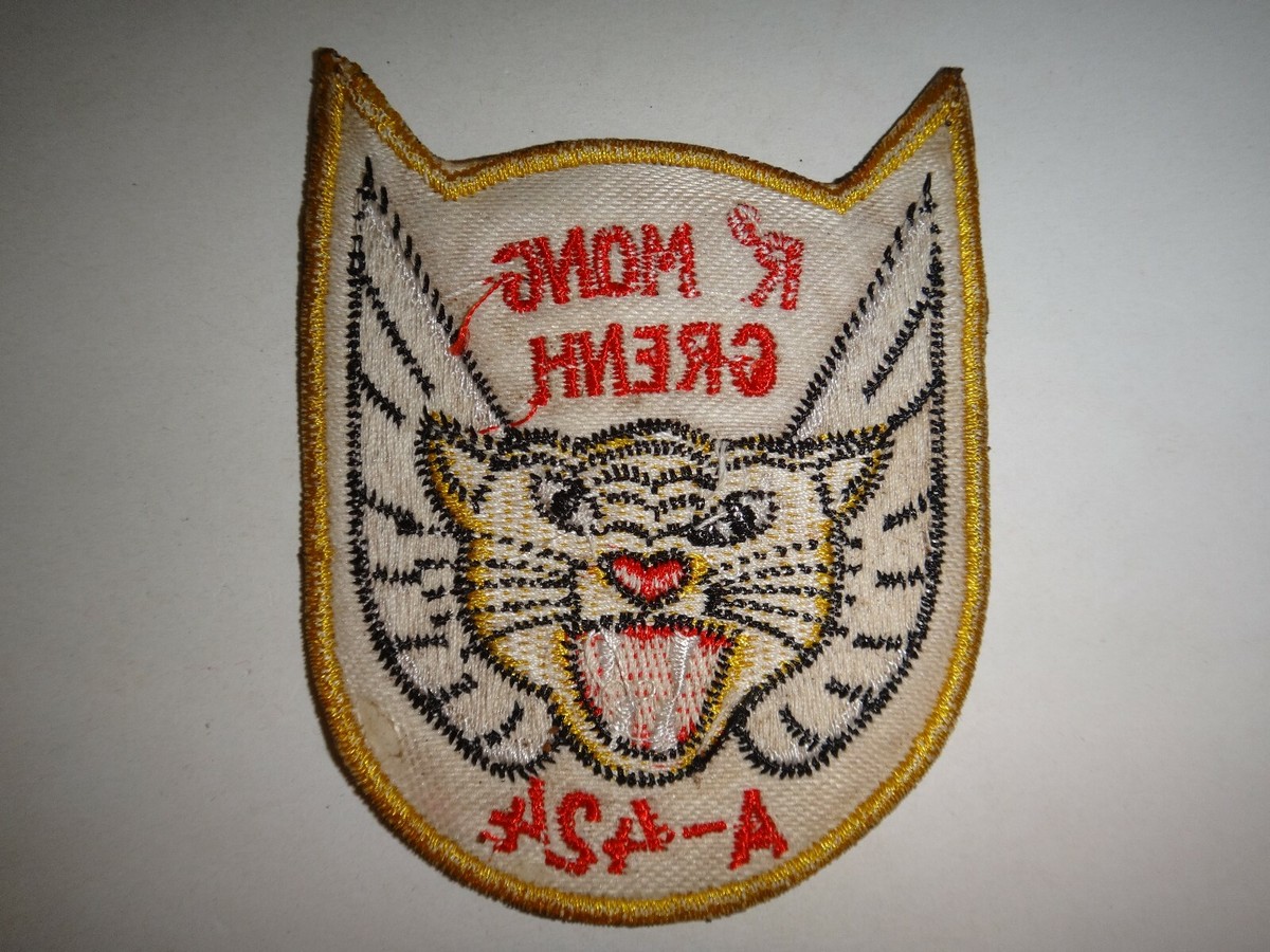 vietnam war  ピンバッチ 90 Anti Vietnam War Protest Buttons Pinbacks sold at auction