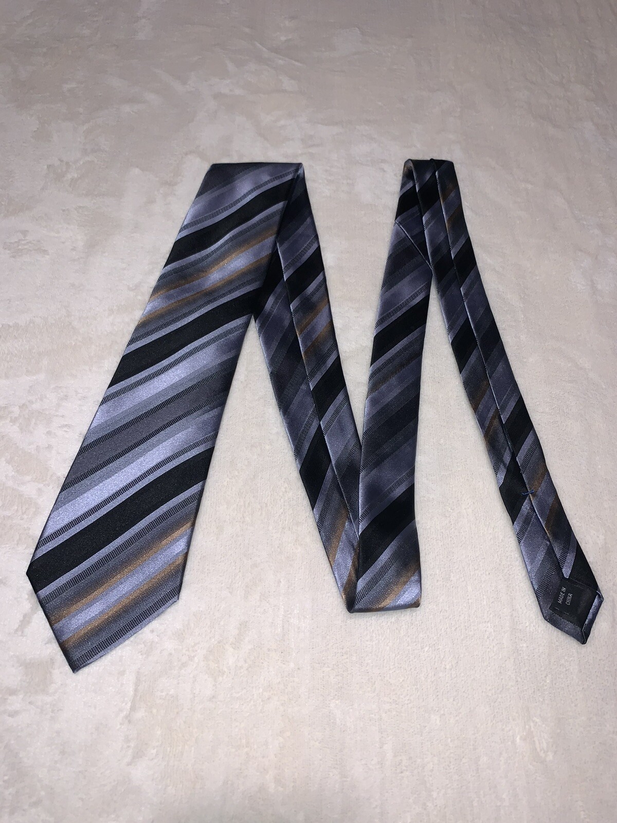 Kenneth Cole Metallic Purple/Gray Stripe 3.5”x 58”  100% Silk Necktie