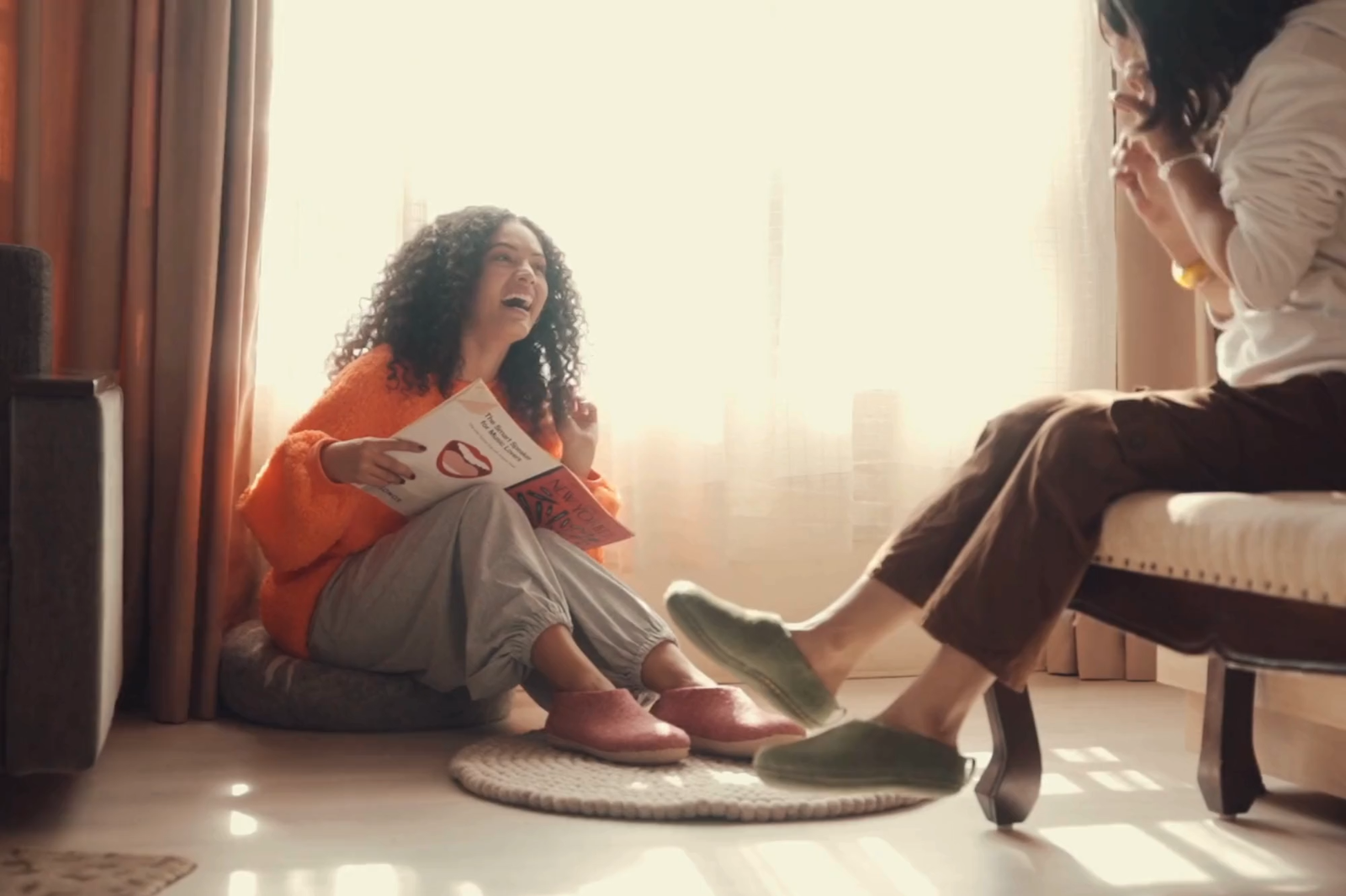 SAOLA Ciabatta fatta a mano in feltro di lana da interno con suola in pelle Grigio naturale