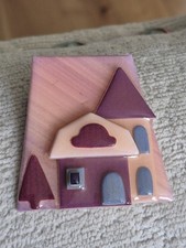 Bellissima spilla casa Lucinda. Spilla multicolore in plastica laminata.