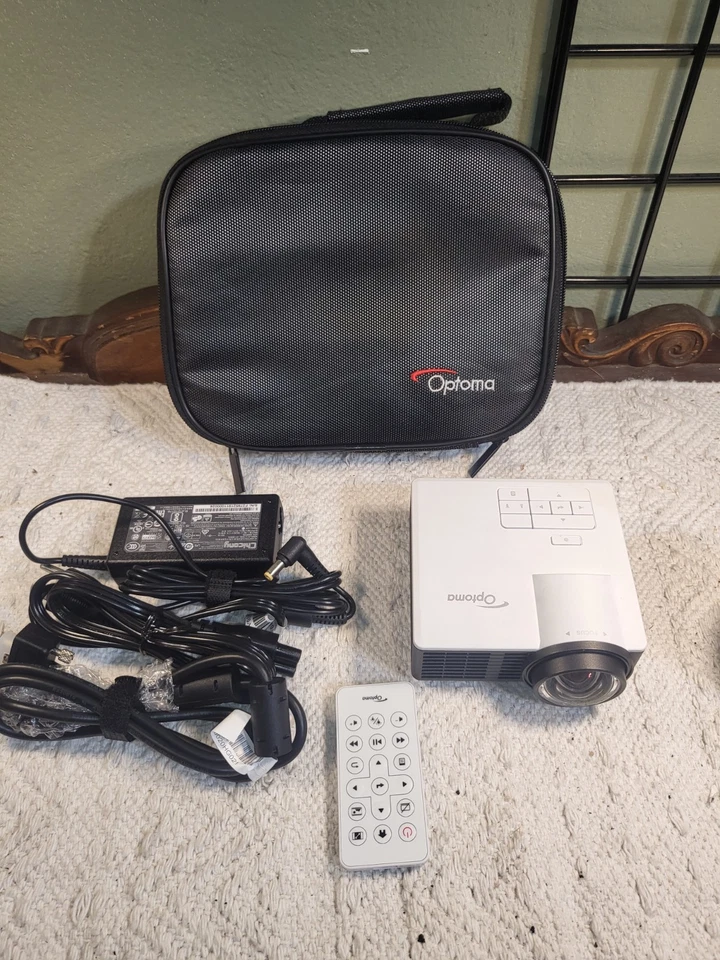 Optoma ML1050ST+ compact, portable short-throw LED projector - Image 2 of 4