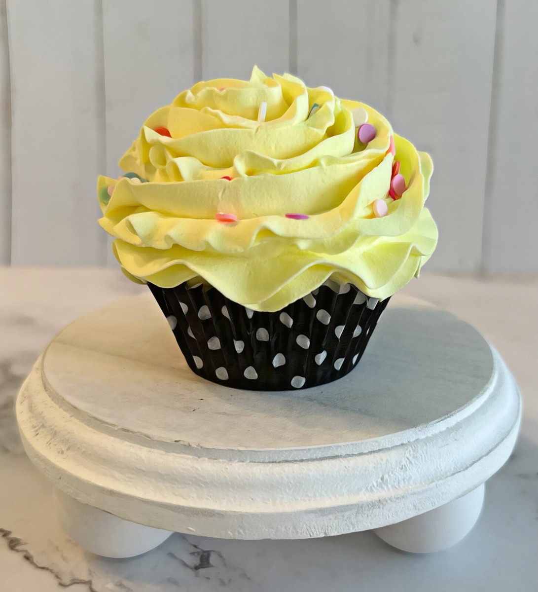 DEZICAKES Fake Cupcake – Künstlicher Cupcake Mit Gelber Buttercreme, Dekoartikel