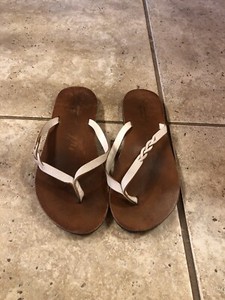 american eagle white flip flops
