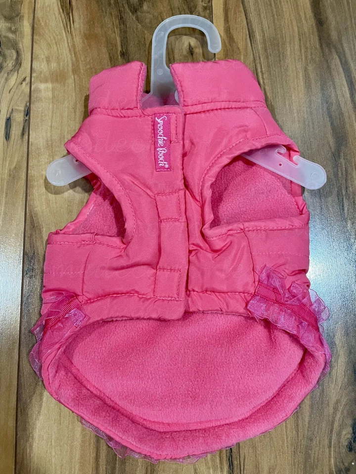 NUEVO CON ETIQUETAS Chaqueta acolchada con volantes de coral con joyas / Lazo rosa / Smoochie Pooch / XS Foto 2 de 4