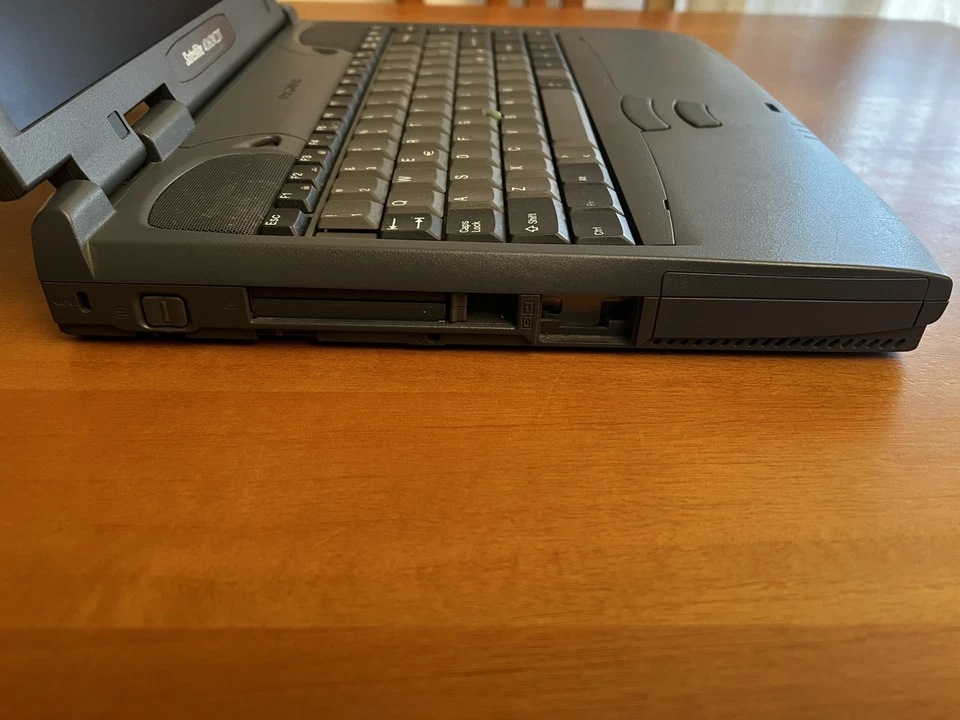 Windows XP Vintage Laptop Toshiba Satellite 4060 XCDT 333 MHz 4 GB 14,1 - Immagine 4 di 4