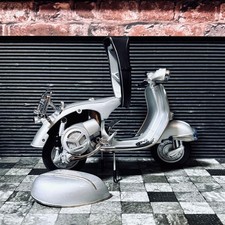 AUTOart 1/18 Piaggio Vespa GS150 1957 Vintage Scooter Diecast Model