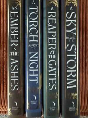 Fairyloot  SIGNED An Ember in the Ashes Set Exclusive Iron Edition