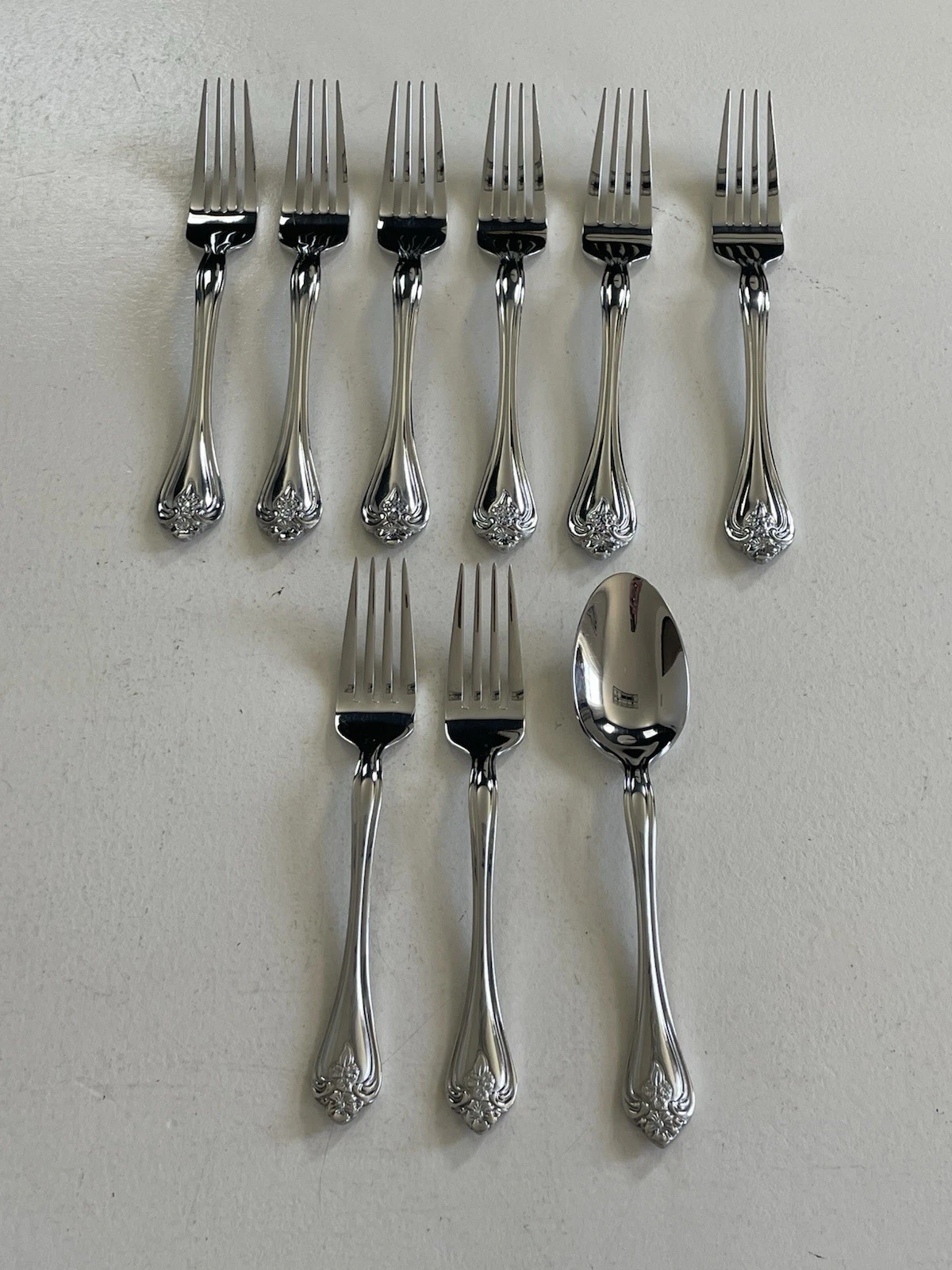 Oneida AA-15 Stainless Flatware 8 Pieces, Dinner Forks, Salad Forks, Spoon