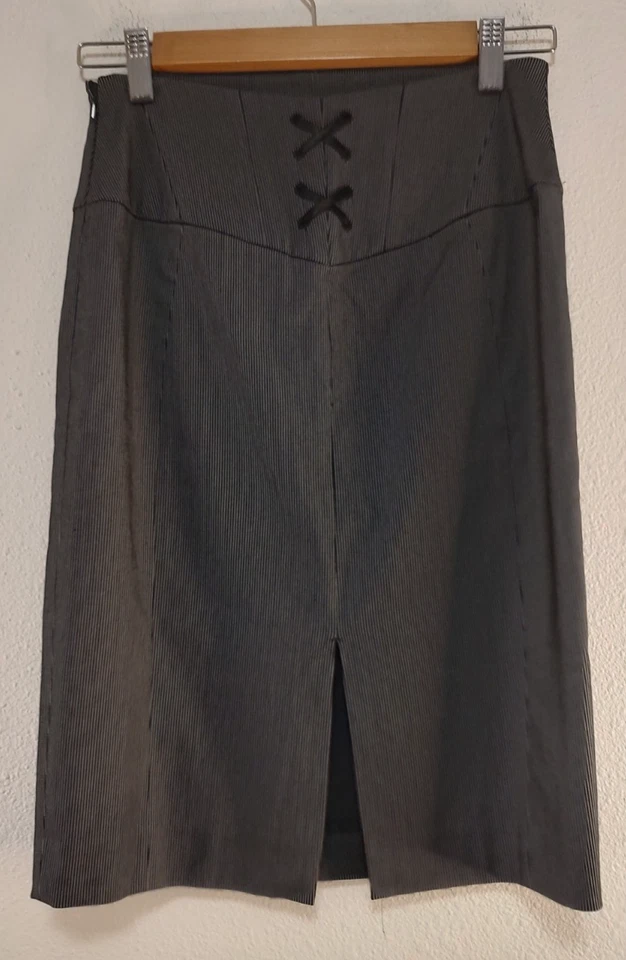 Falda lápiz Express Design Studio negra blanca a rayas con cordones en la espalda talla 0 Foto 2 de 4