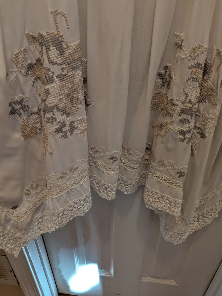 Top Monoreno Detalle Encaje en Crema Grande Foto 3 de 4