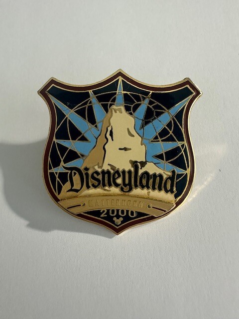 DL Matterhorn 2000 Crest Shield Disney Pin (D3)