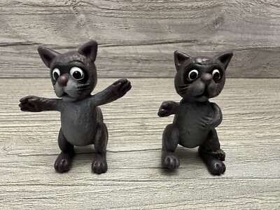 2 Wintertime RACCOONS Plastic Figure Misfit Toys Rudolph PLAYING MANTIS *Damaged