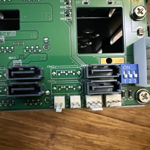 Chenbro 80H102209-010 4X Port SAS/SATA Backplane + Cage Untested. - Afbeelding 5 van 7