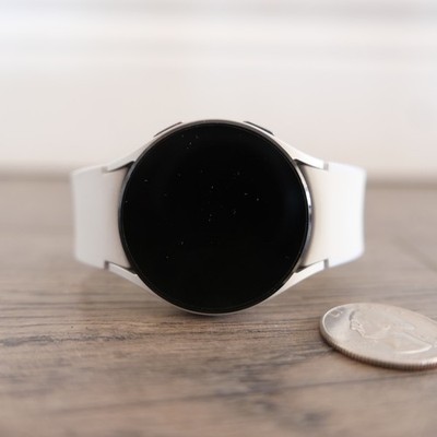 Samsung Galaxy Watch4 Bluetooth 40mm Smart Watch Model SM-R860 w/  White Band !