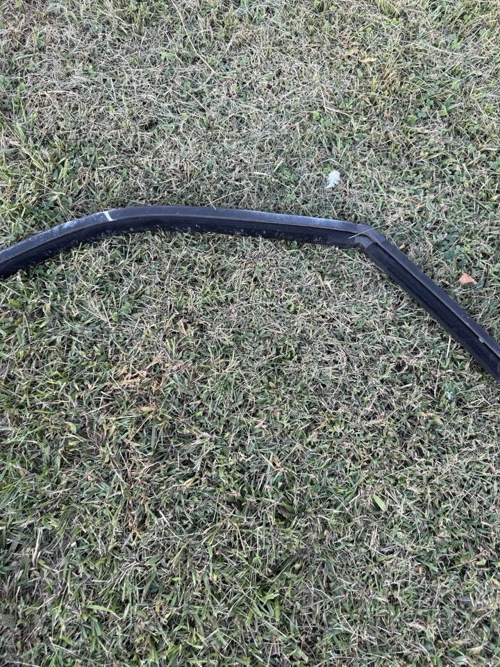 Original GM Run Channel 85619358 1996-2023 Chevrolet Express GMC Savana - Derecha Foto 3 de 4