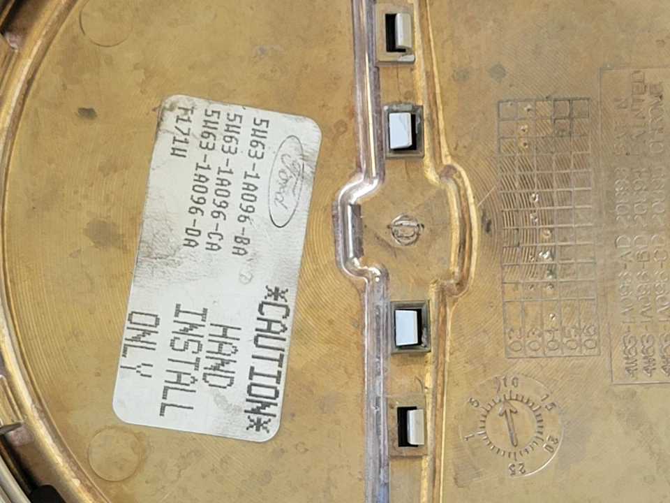 Tampa central Ford Thunderbird acabamento espelhado - Imagem 4 de 4