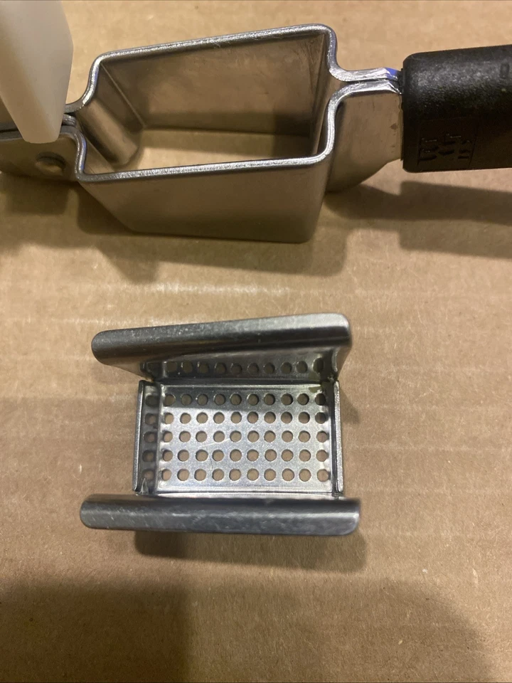 Prensa de ajo inoxidable vintage de acero inoxidable Alemania Occidental metal plástico negro rojo Foto 4 de 4