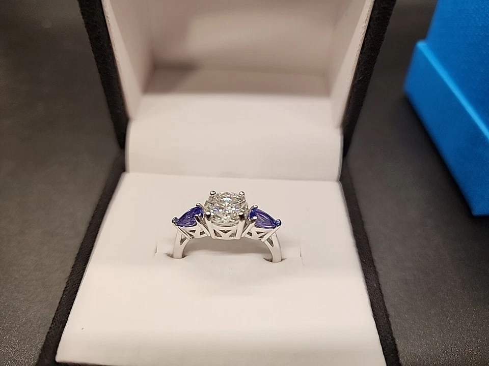 Anillo de tanzanita Moissanite Fire 1,90 quilates rocío redondo y 0,78 quilates en forma de pera talla 8 JTV Foto 2 de 4