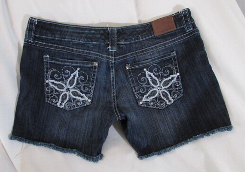 Ladies "Maurices" Size 13/14R (W35xL5) Blue, Mid Rise, Cut Off, Denim Shorts - Picture 4 of 7