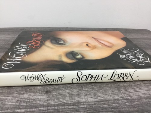 (SSG) SOPHIA LOREN Signed 1984 1st Ed Hardcover Book "Women & Beauty" - JSA COA - Imagen 7 de 11