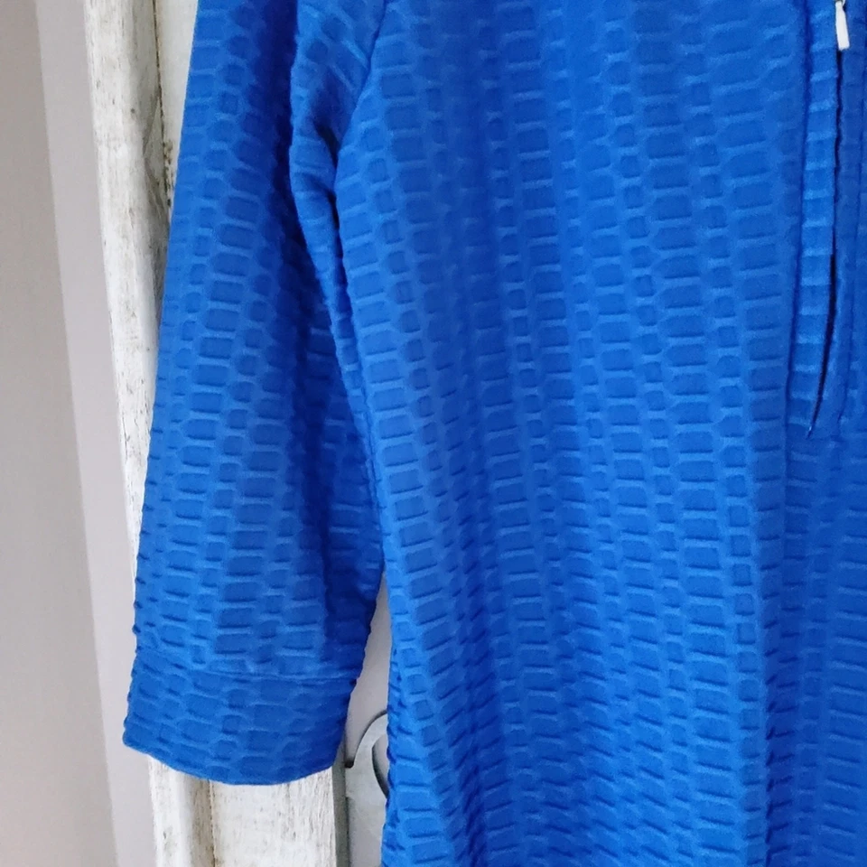 Chaqueta pulóver texturizada elástica con cremallera 3/4 Notations para mujer en azul real Foto 3 de 4