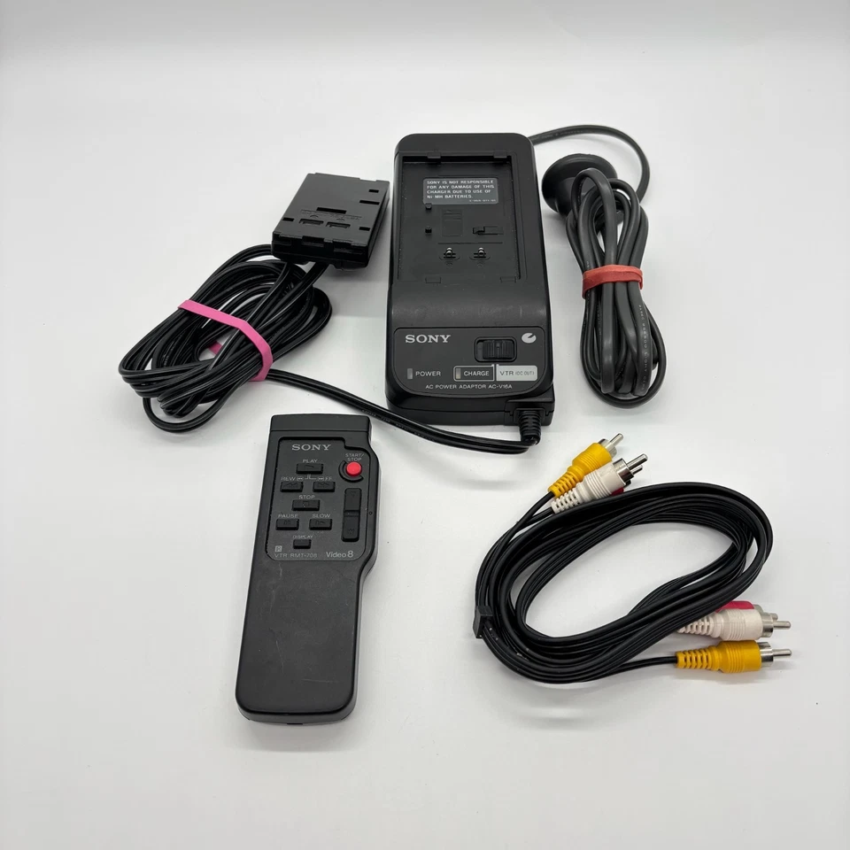 Sony CCD-TRV30E PAL Video8 Tape Video Camera Handycam Transfer *READ* No Battery - Image 2 of 4