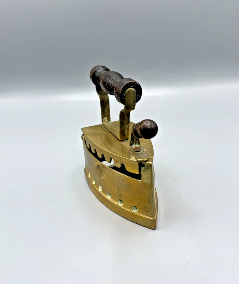 Ancien fer à repasser miniature à braises – laiton et bois  - Photo 2/4