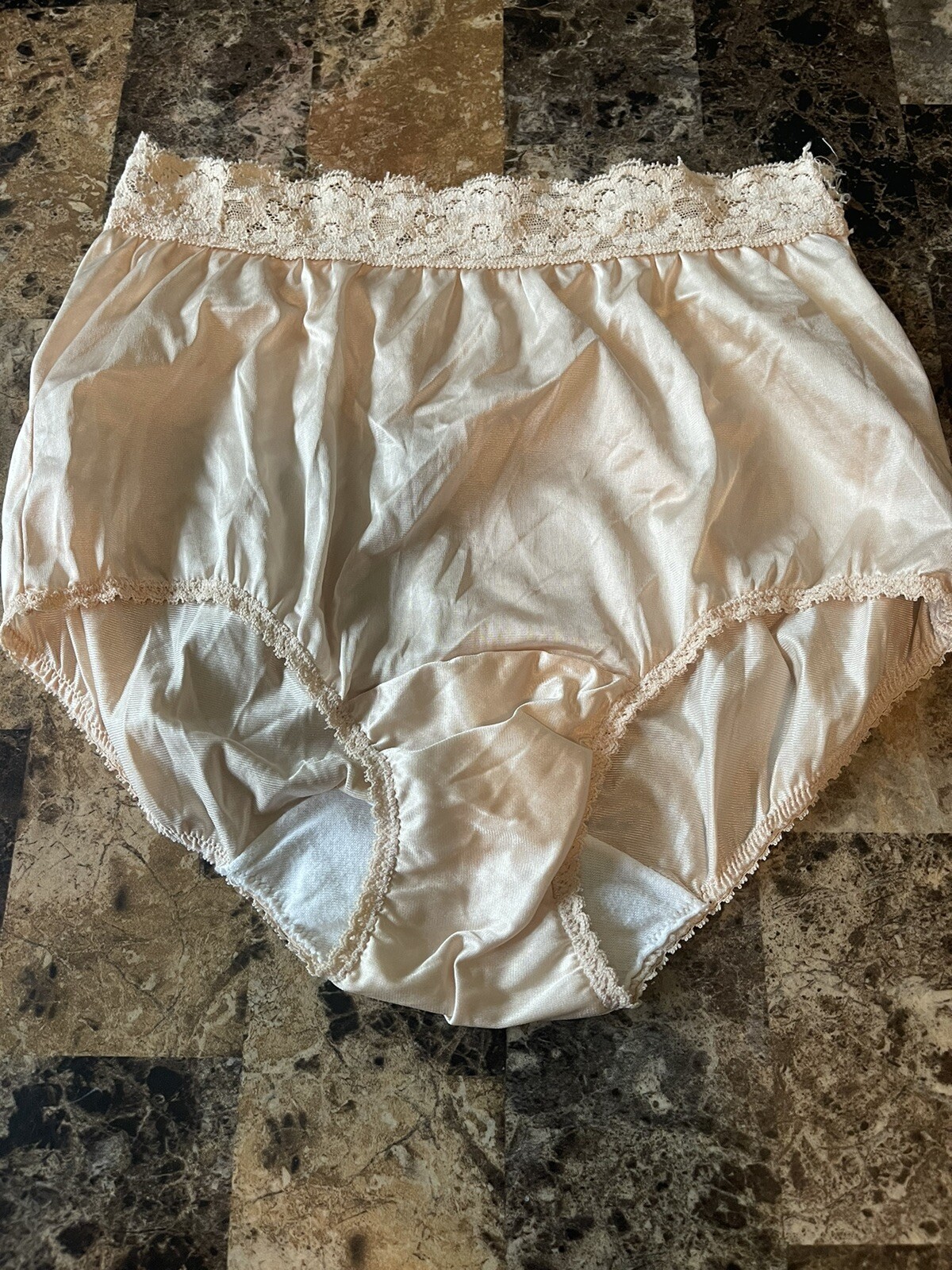VINTAGE VASSARETTE UNDERNEATH IT ALL PANTY! SIZE 4… Gem