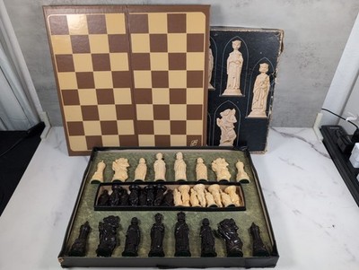 Vintage 1959 E. S. Lowe Renaissance Chessmen Weighted Felt Chess Set #832 USA