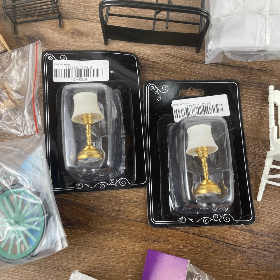 ENORME Lote de Muebles de Dormitorio Miniatura para Casa de Muñecas - Camas, Lámparas, Almacenamiento, Sillas ++ Foto 4 de 4