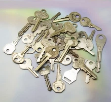 Lot of 30 Rustic Distressed Keys SILVER STEAMPUNK jewelry art crafts assemblage