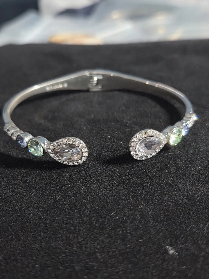 Brazalete Givenchy en forma de pera circonita cúbica bypass talla 6,5"+ excelente estado Foto 3 de 4