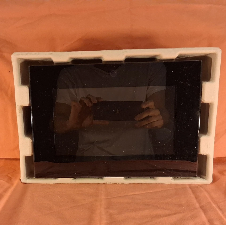 INSIGNIA DIGITAL PICTURE FRAME, 8" SCREEN, WIDE FORMAT (MODEL NS-DPF8WA-09) NEW! - Image 4 of 4