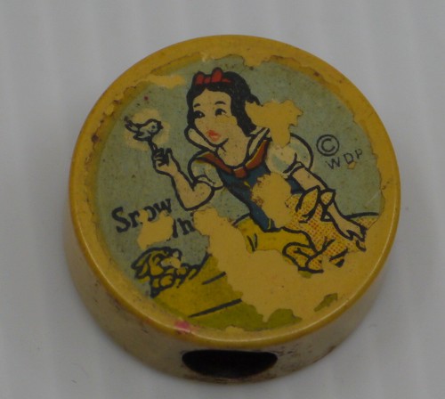 ALTER WALT DISNEY PRODUCTIONS SCHNEEWITTCHEN RUNDER CELLULOID BLEISTIFTSPITZER