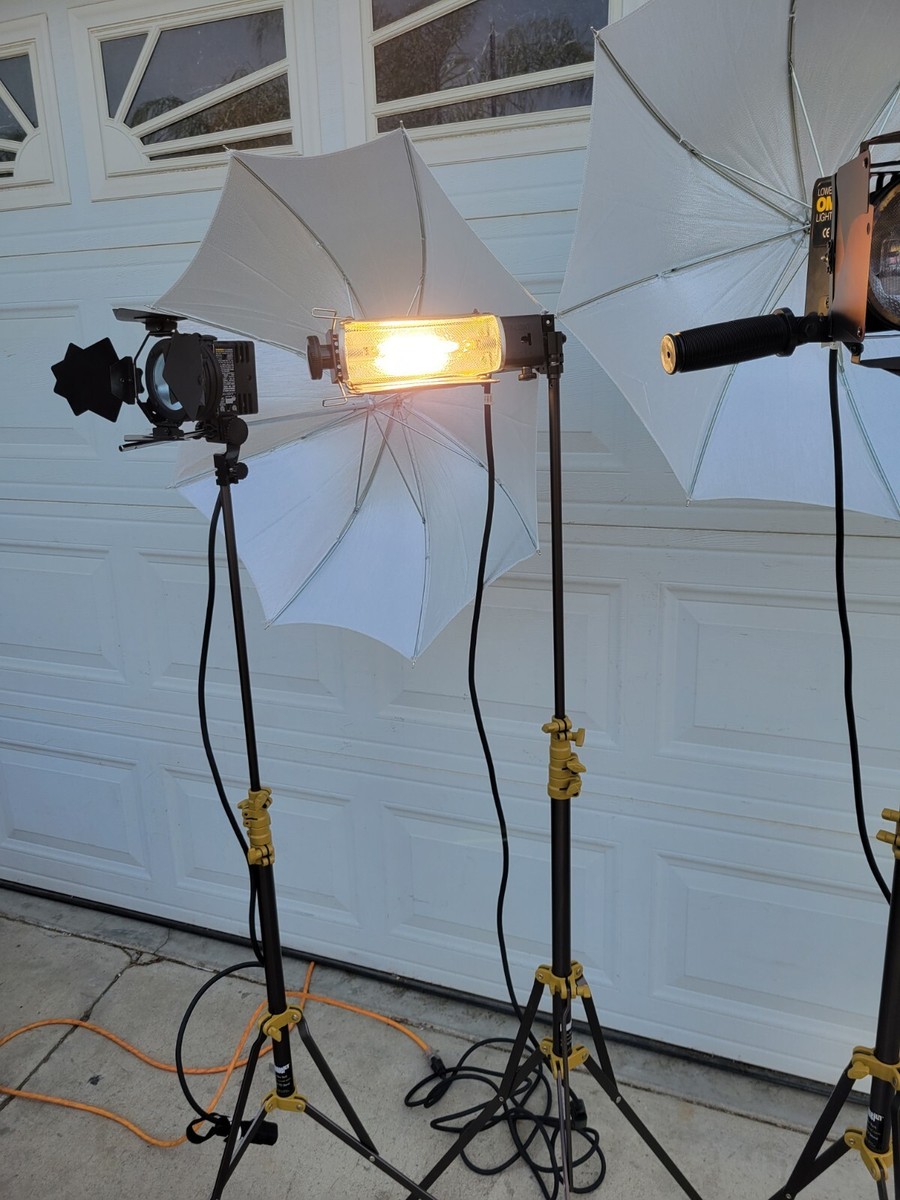 3 X Lowel Light Kit w/ Pro, Tota, Omni, Stand, Umbrellas 3 3 X Lowel Light Kit w/ Pro, Tota, Omni, Stand, Umbrellas 3
