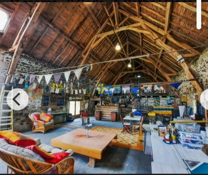 Large 6 bed house with a 3 bed gite, workshops, studio, stables and garages - Image 4 of 4