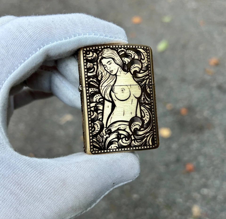 Armadura de latón grabada Pinup Girl Zippo | Hecha en EE. UU. | Estilo vintage coleccionable Foto 2 de 4