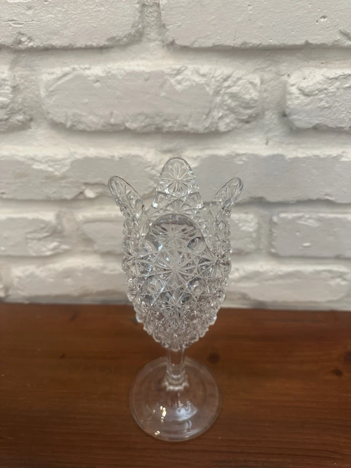 Jarrón vintage de vidrio prensado transparente con botón y margarita en forma de tulipán Foto 2 de 4