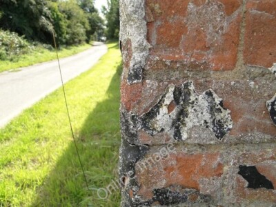 Foto 6x4 Benchmark auf Baldrys Scheune Henstead Ein erodierter Maßstab auf der c2010