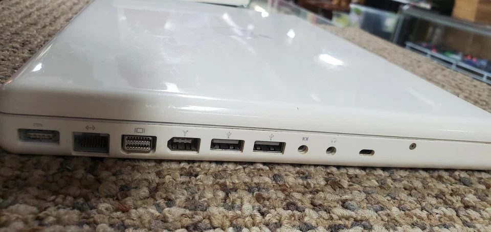 Apple MacBook Model 13" A1181(EMC 2092)1.83 GHz Core Duo- UNTESTED(FC12-T-G552) - Image 4 of 4