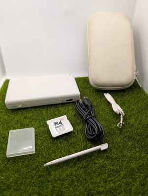 Nintendo DS lite Polarweiß Konsole + R4 Spiel + Ladegerät Komplettpaket getestet 
