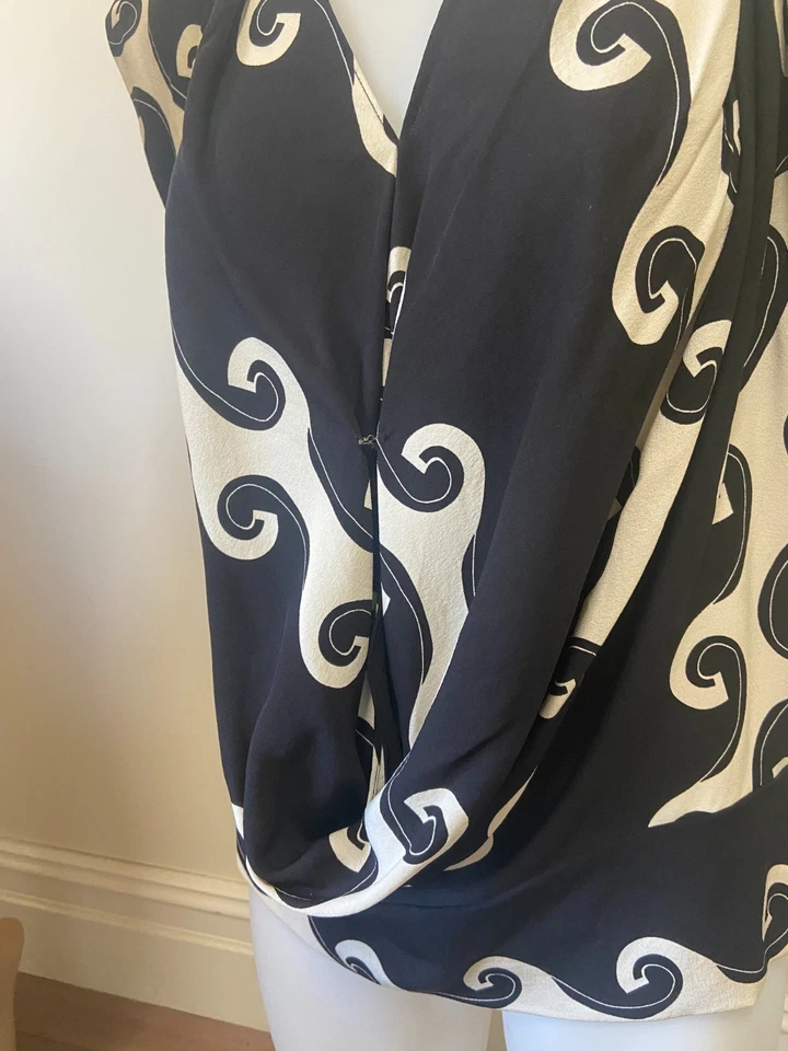 10 (6) Diane Von Furstenberg Silk Blouse Top   *BUY FIVE + ITEMS = FREE POST - image 3 of 4