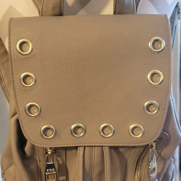 Steve Madden backpack Bag. Grey with gold accents zippers 